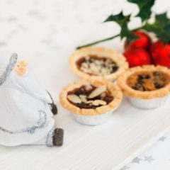 “Trezeci si una de prajituri imbibate in whisky se rasfata la soare”