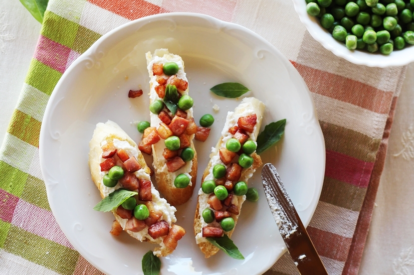 bruschette cu mazare si bacon